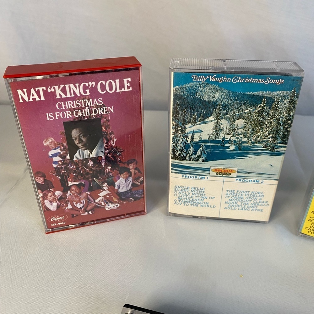 VINTAGE 1984 Bing Crosby Merry Christmas, plus other various cassettes lot - Picture 2 of 7